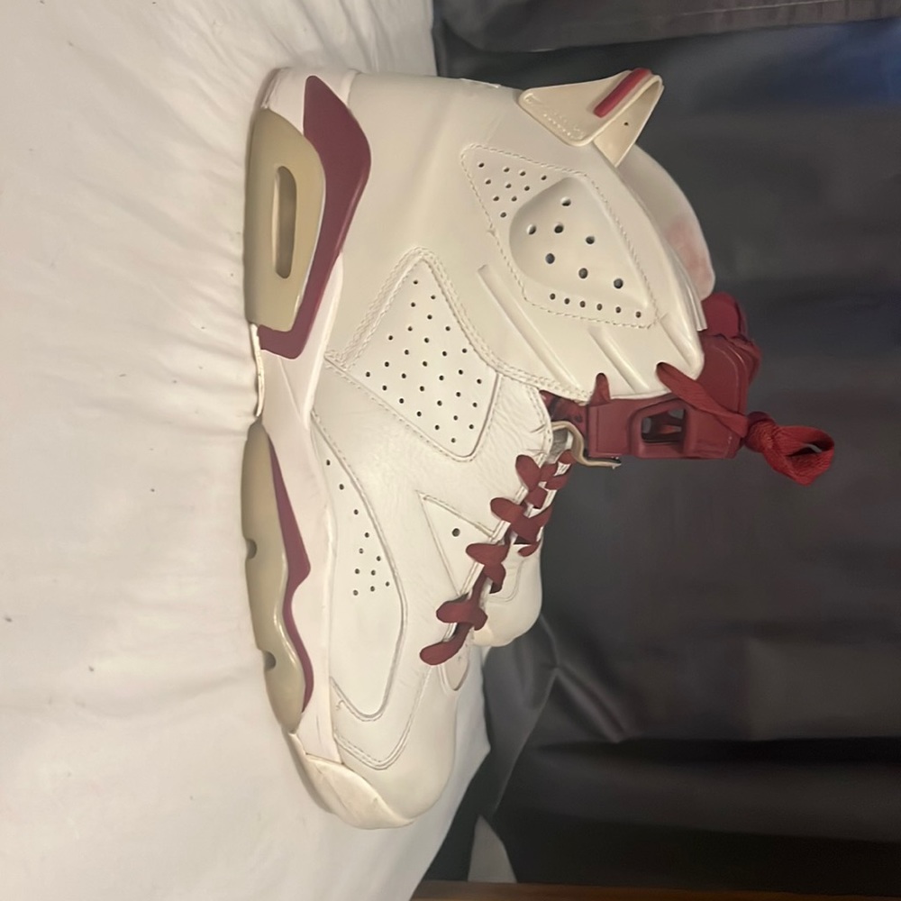 Jordan 6 maroon. Used, authentic and original laces in a DEFAULT box.